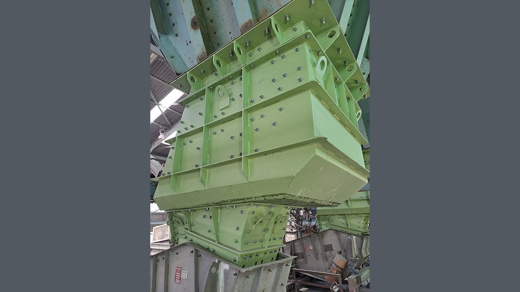 Installed at a Limpopo platinum operation, this Weba Chute Systems
feeder feed chute is designed to deliver balanced material discharge and enhance overall conveyor
performance.