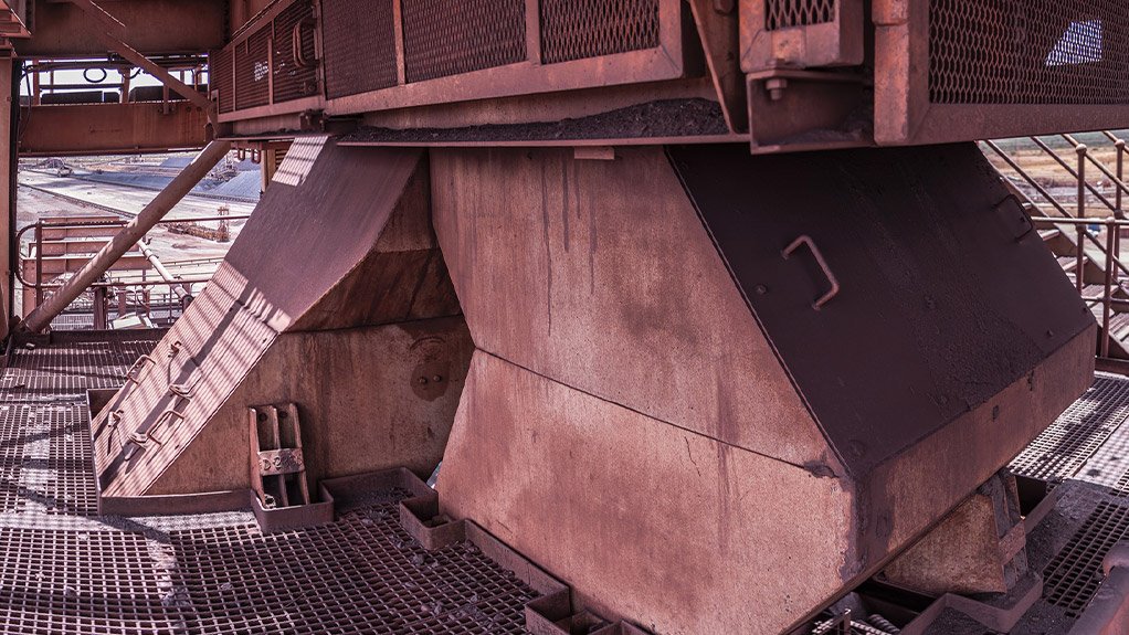 Designed for even material distribution, this Weba Chute Systems
bifurcated chute splits flow evenly to ensure balanced loading and improved conveyor stability.