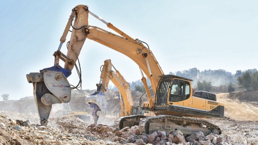 PRECISION RIPPING
Zizwe Opencast Mining has developed an in-house precision mechanical ripping capability using Xcentric XR82 hydraulic impact ripper units mounted on excavator carriers