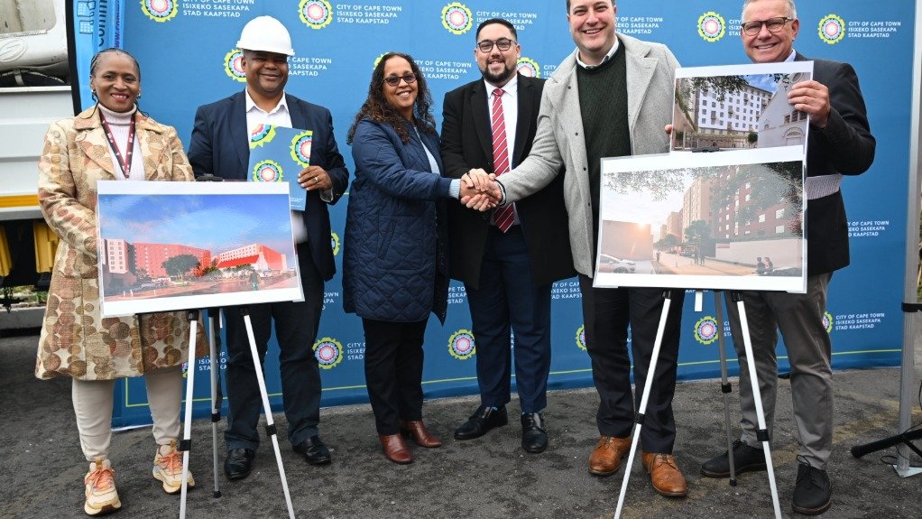 Present at the handover of the site were CoCT Human Settlements Directorate executive director Nolwandle Gqiba, Mark van Wyk, Communicare CEO Anthea Houston, Carl Pophaim, Geordin Hill-Lewis and city councillor Ian McMahon