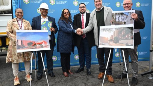 Present at the handover of the site were CoCT Human Settlements Directorate executive director Nolwandle Gqiba, Mark van Wyk, Communicare CEO Anthea Houston, Carl Pophaim, Geordin Hill-Lewis and city councillor Ian McMahon