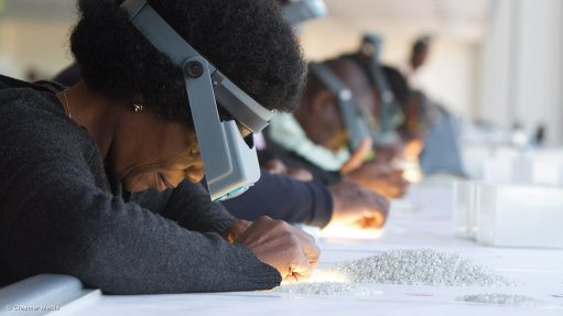 People sorting diamonds