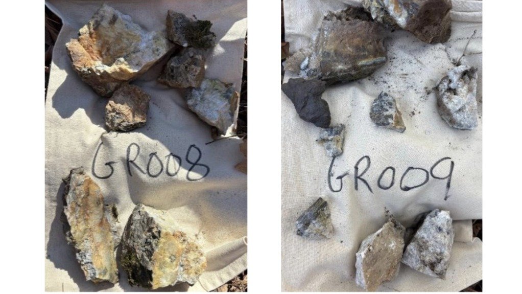 Antimony rock chips