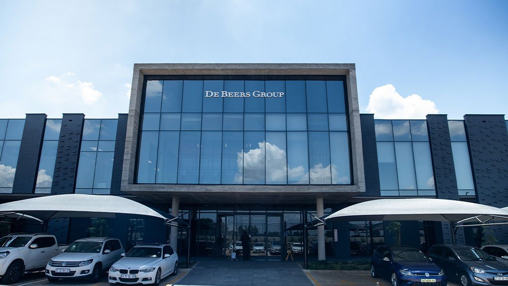 Opened in March 2023, De Beers Sightholder Sales South Africa’s Sky Park facility serves as a central hub for the sorting, valuation and sale of rough diamonds, earning recognition for its operational efficiency, safety standards and five-star Green Star sustainability rating