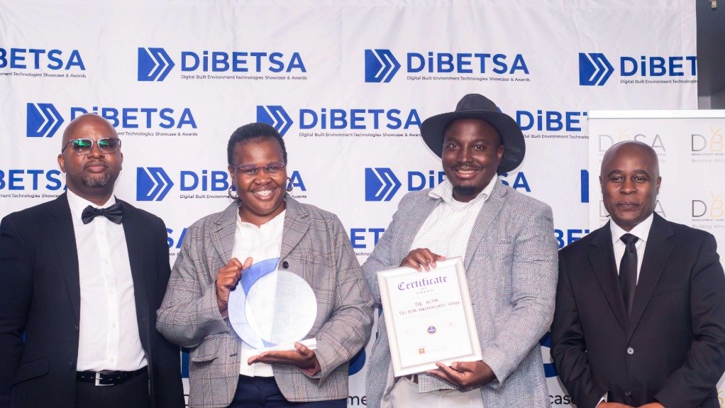 An image of ACPM CEO Nomvula Rakolote receiving an award 