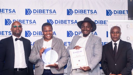 An image of ACPM CEO Nomvula Rakolote receiving an award