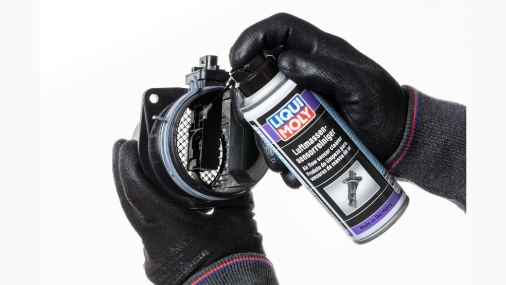PREVENTATIVE MAINTENANCE
Liqui Moly air flow sensor cleaner is simple to use and to achieve the best results should be used every time the air filter is replaced