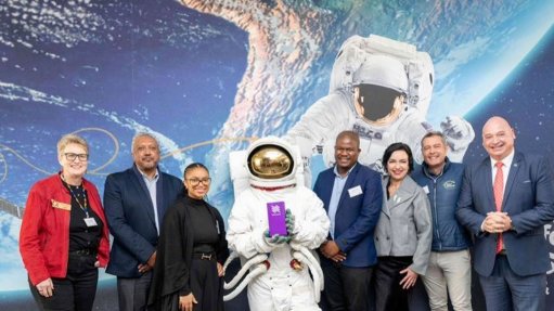 Representatives from the organisations behind South Africa’s pioneering Rooibos in Space initiative gathered to mark the launch of this landmark collaboration. From left: MaxIQ Space founder and director Judi Sandrock; Western Cape Education Department deputy director-general: curriculum and assessment management Bertram Loriston; SARAO postdoctoral fellow Dr Kelebogile Gasealahwe; a participant dressed in a replica Apollo 11 astronaut suit, holding the NanoLab in which the Rooibos seeds will be housed aboard the International Space Station; SANSA science engagement manager
Thandile Vuntu; South African Rooibos Council director Dawie de Villiers; and City of Cape Town Economic Growth MMC Alderman James Vos.