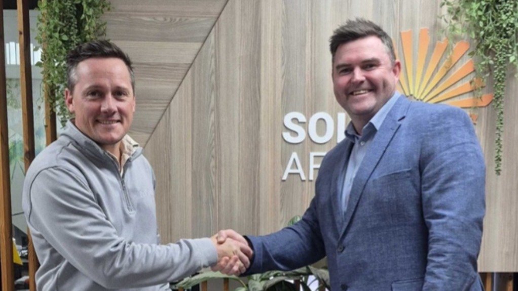 MPower CEO JZ Moolman (left) and SolarAfrica CEO David McDonald