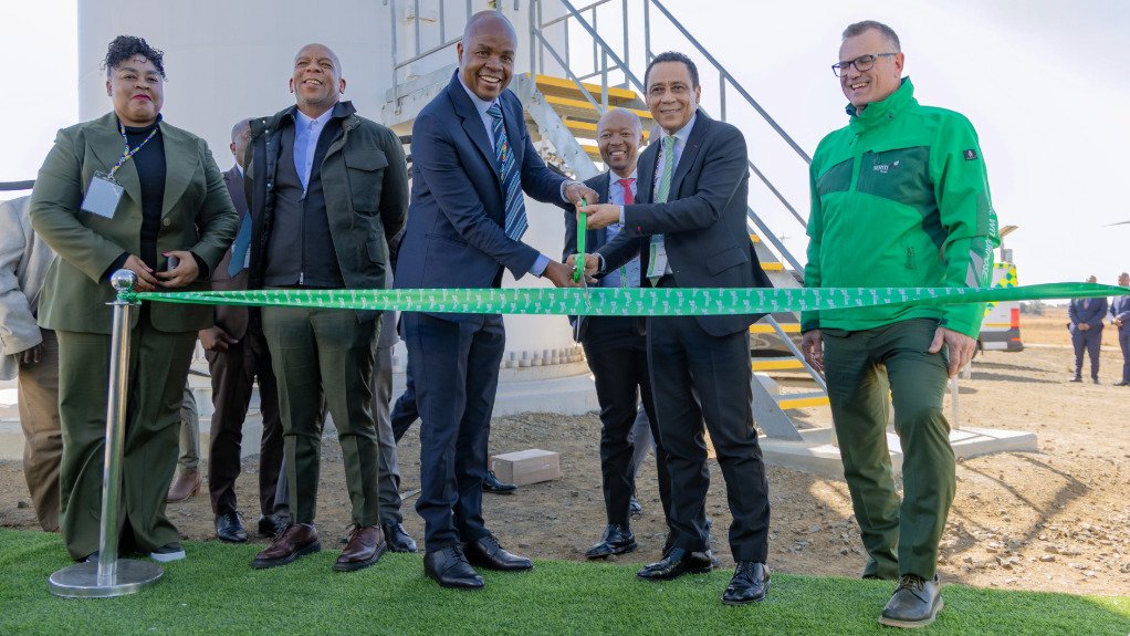 Mpumalanga Premier Mandla Ndlovu and Seriti Resources CEO Mike Teke cut the ribbon on the Ummbila Emoyeni Wind Farm.