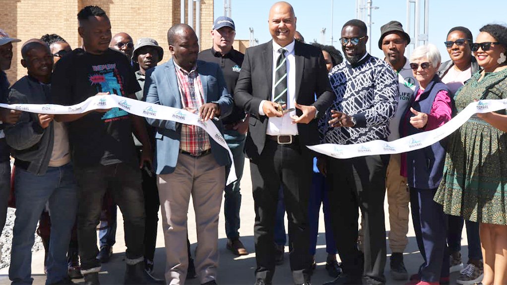 Midvaal mayor Peter Teixeira and dignitaries open the new substation