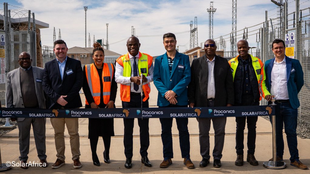 From left to right: Khathazile Tolong (Northern Cape Department of Roads and Public Works), David McDonald (SolarAfrica), Honourable Venus Blennies-Magage, Honourable Dr Zamani Saul, Melvin Jones (Proconics), Cllr Gladwell Lulamile Nkumbi, Nkibi Nkwana (NTCSA), Louis Hall (Proconics NewFields)