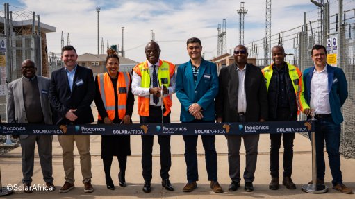 From left to right: Khathazile Tolong (Northern Cape Department of Roads and Public Works), David McDonald (SolarAfrica), Honourable Venus Blennies-Magage, Honourable Dr Zamani Saul, Melvin Jones (Proconics), Cllr Gladwell Lulamile Nkumbi, Nkibi Nkwana (NTCSA), Louis Hall (Proconics NewFields)
