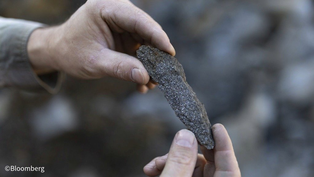 Graphite ore shard