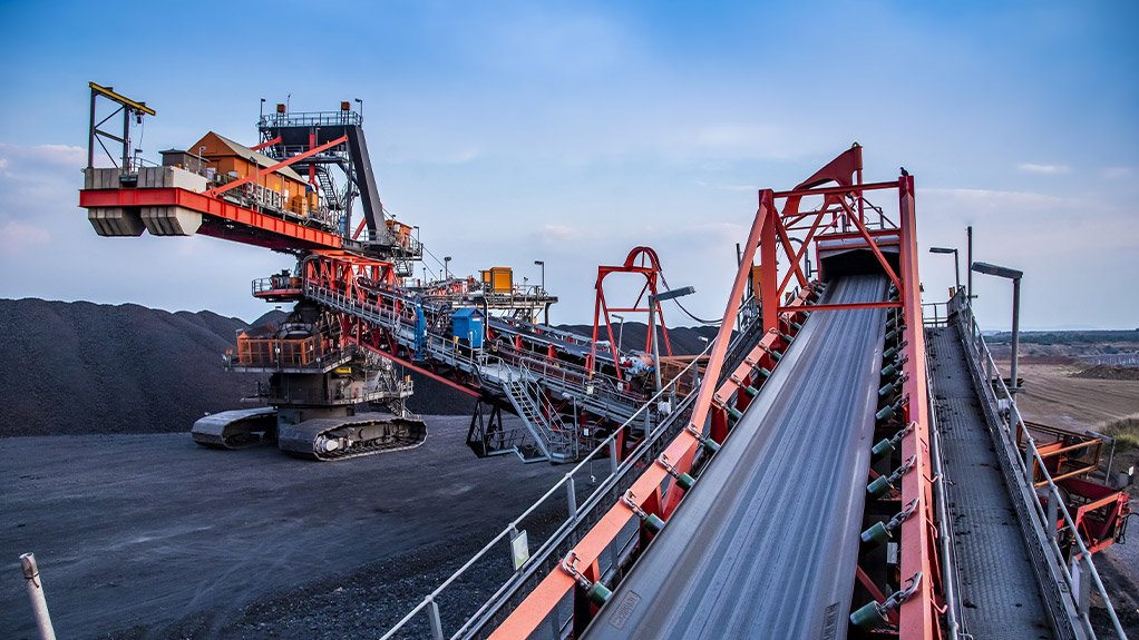 Conveyor belts transfer ore into a custom-engineered Weba Chute Systems transfer chute, ensuring controlled material flow while minimising wear in abrasive mining environments