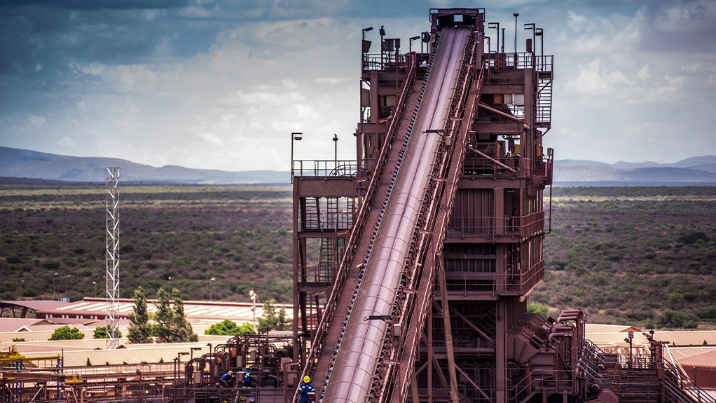 A Weba Chute Systems conveyor feeds material into an engineered transfer chute designed to optimise throughput, control material flow and protect downstream equipment from unnecessary wear and downtime