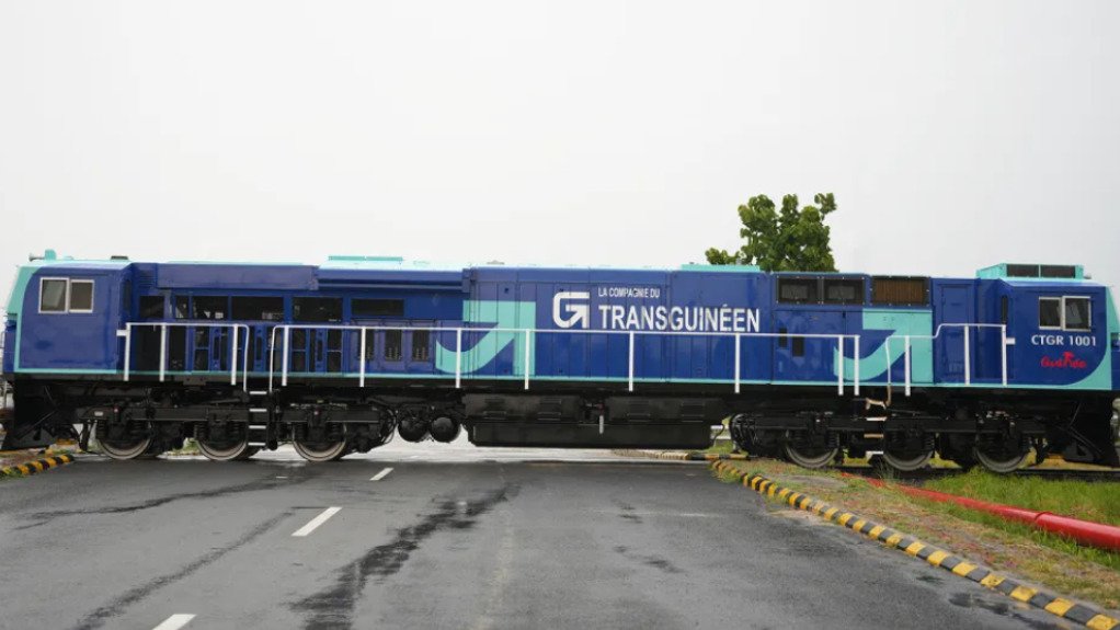 Rail locomotive