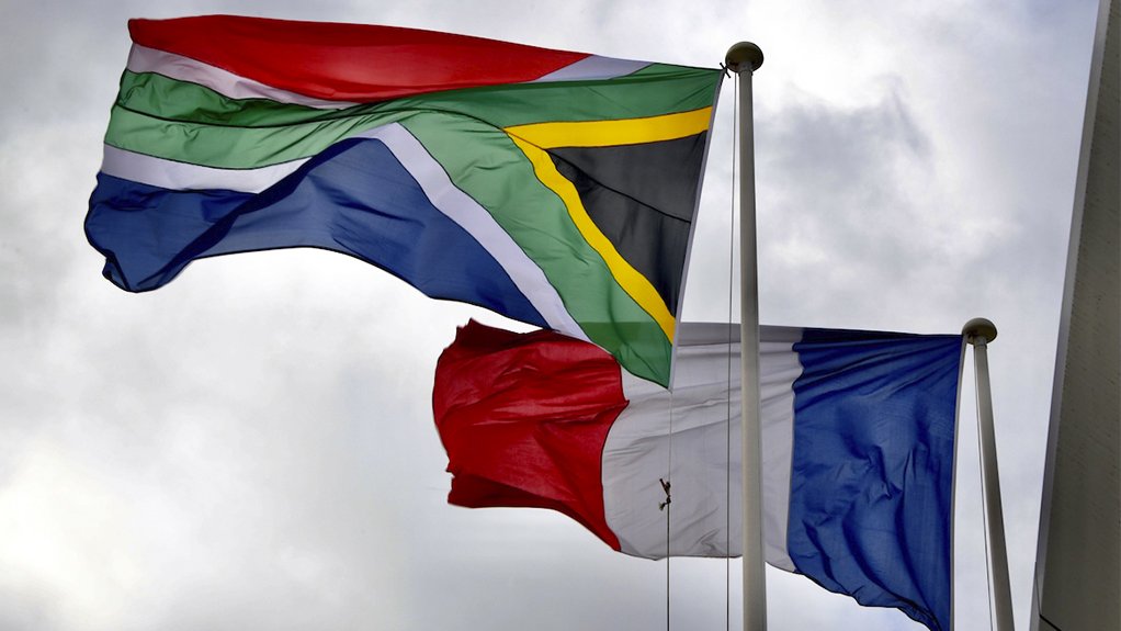 An image of the South African and France flag