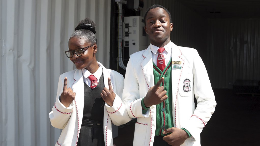 La escuela Ebenezer Majombozi recibe energía solar para aprender mejor