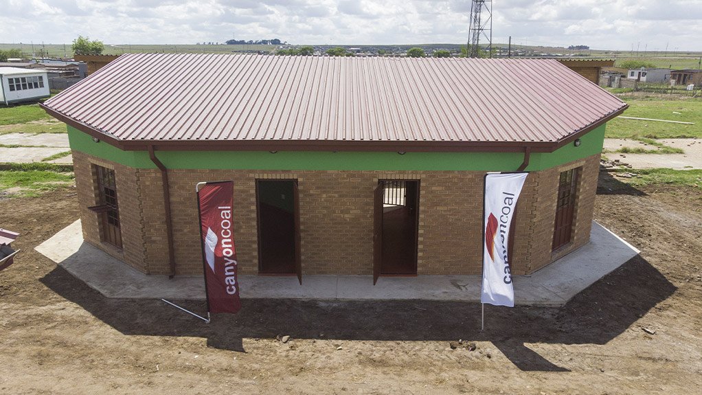 Canyon Coal hands over new classroom to Delpark Primary School