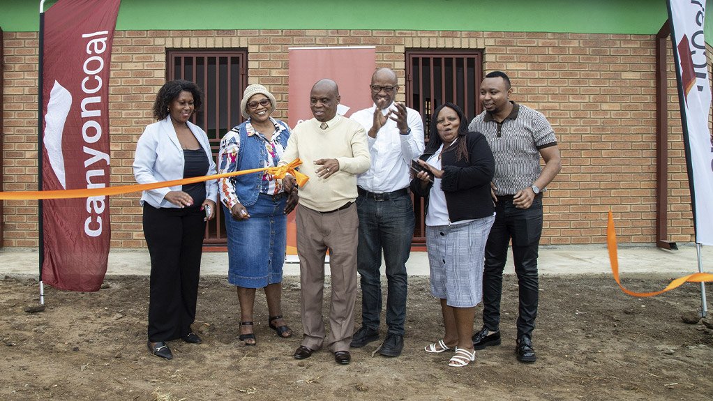 Canyon Coal hands over new classroom to Delpark Primary School