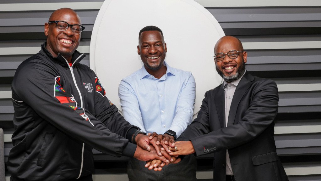 Image of (L-R) Vodacom South Africa CEO Sitho Mdlalose; SmartOps CEO Mahene Benzane; and Vodacom South Africa fintech ME Peter Malebye