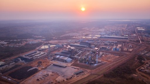 Aerial view over Kamoa-Kakula’s state-of-the-art 500 000 t/y copper smelter. The smelter also produces high-strength sulphuric acid as a byproduct, which is sold to nearby oxide copper mines.
