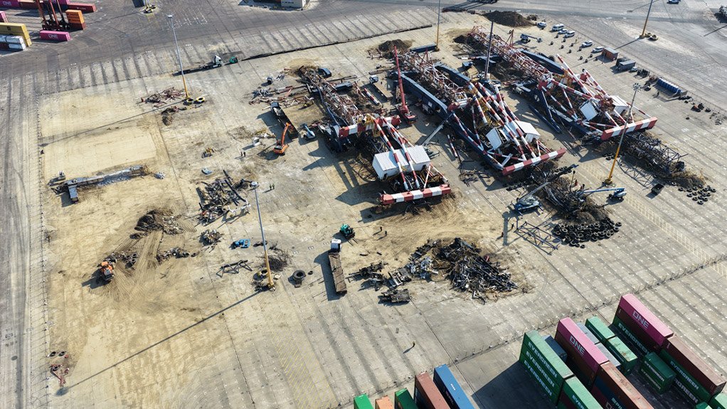 Once on the ground, the cranes were dismantled in a fenced work zone of about 40 000 m², kept separate from daily operations in the live terminal.
