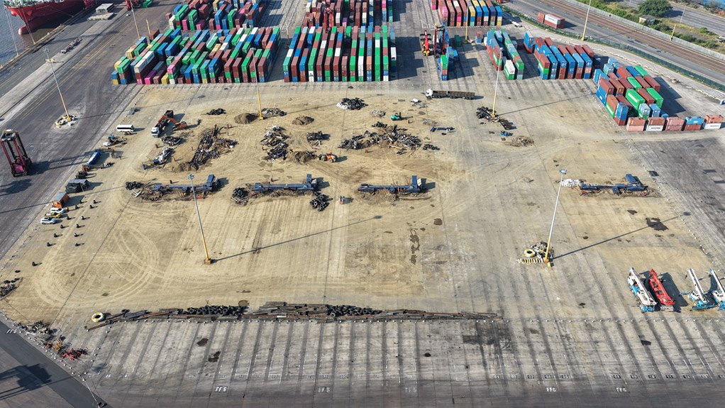 Around 3 450 tons of ferrous steel and 25 tons of copper cabling were recovered from the four cranes, and 98% of all material generated by the project was recycled.