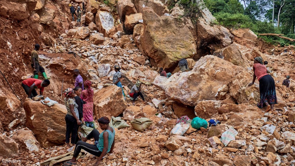 Artisanal miners working in an openpit in the DRC