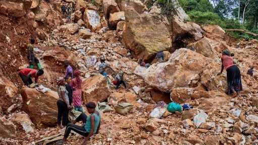 Artisanal miners working in an openpit in the DRC