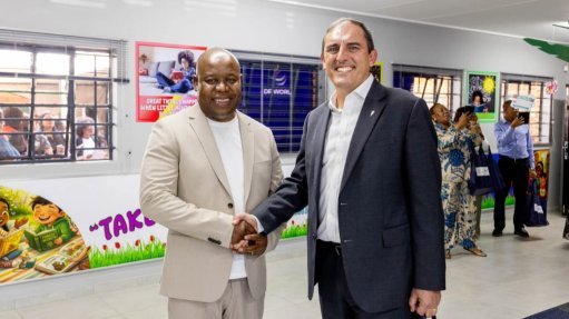 Katlehong Primary School principal Ben Sidwaba (left) and Motus CEO Ockert Janse van Rensburg (right)
