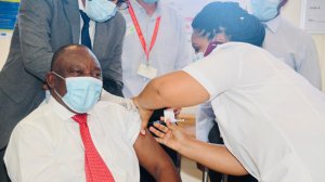 Ramaphosa, Mkhize receive J&J vaccine in Khayelitsha