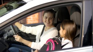 Image of a mother driving with her daughter in a car 