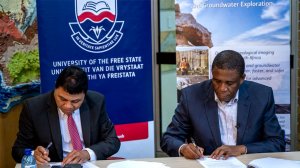 Image of Prof Francis Petersen and Dr Khotso Mokhele during the signing ceremony