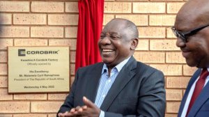Image of President Cyril Ramaphosa unveiling the plaque at Corobrik's new Kwastina factory in Driefontein
