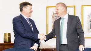 Anglo CEO Duncan Wanblad (left) showing every confidence that Valterra CEO Craig Miller will thrive.    