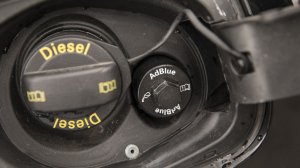 Fuel tank cap indicating diesel use